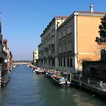 La Gondola - beautiful canal view